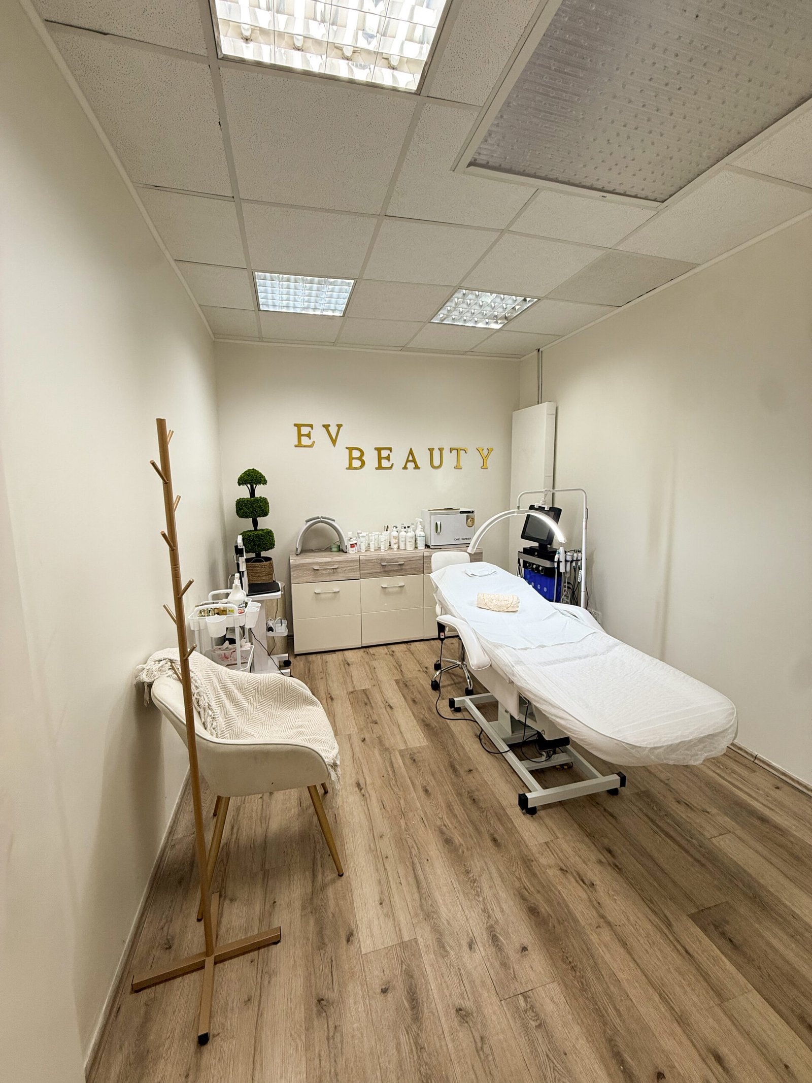 Behandlungsraum im Studio von Hev Beauty in Hennef